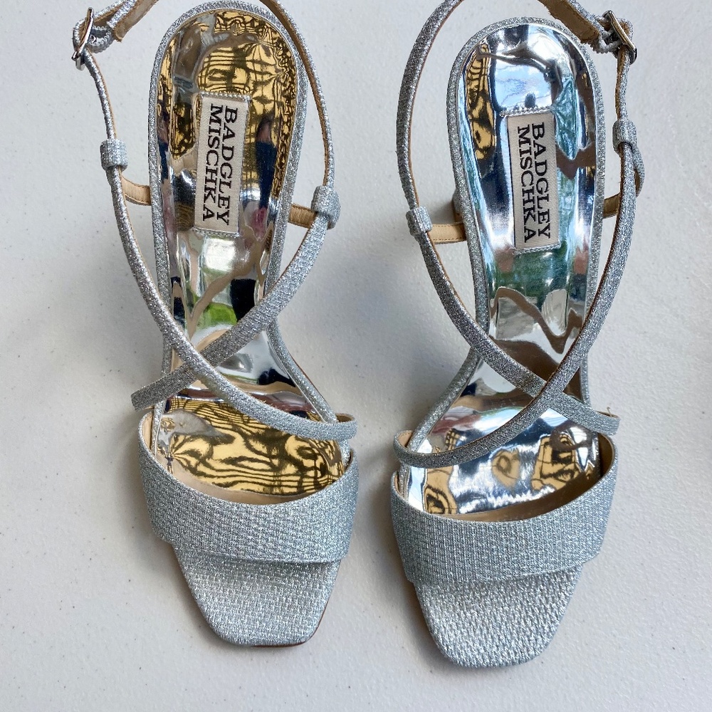 Badgley Mischka Gorgeous Women’s Silver Fabric Cross Strap Ebiza Pumps Size 9 - Picture 1 of 11